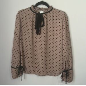 EUC ELEVATED KHAKI & BLACK POLKA DOT SHEER BLOUSE W TIES AT WRIST NO WRINKLE